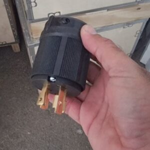 תקע לשקע 220V סילברדו / GMC חשמלי